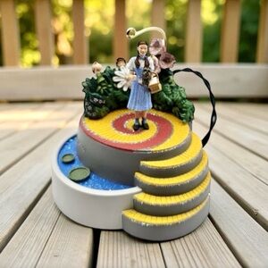 Vintage Hallmark Ornament: DOROTHY AND THE MUNCHKINS, The Wizard of Oz Xmas